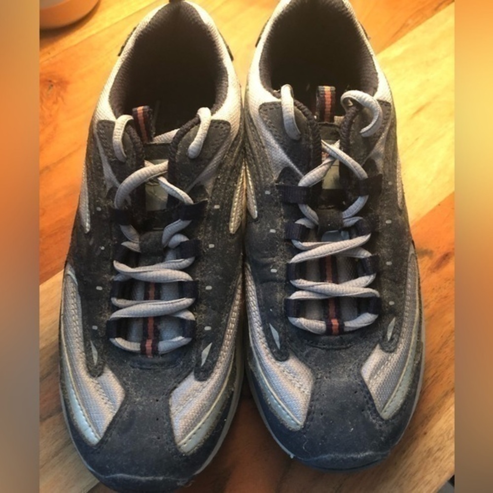 Skechers Leather gray athletic sneakers size 5